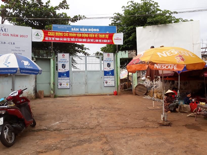 ubnd tinh dak lak de xuat doi dat vang lay san van dong