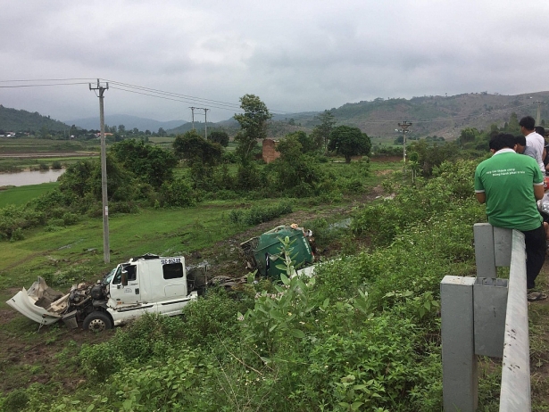 xe bon mat lai huc 10 m hang rao lao xuong vuc dut doi