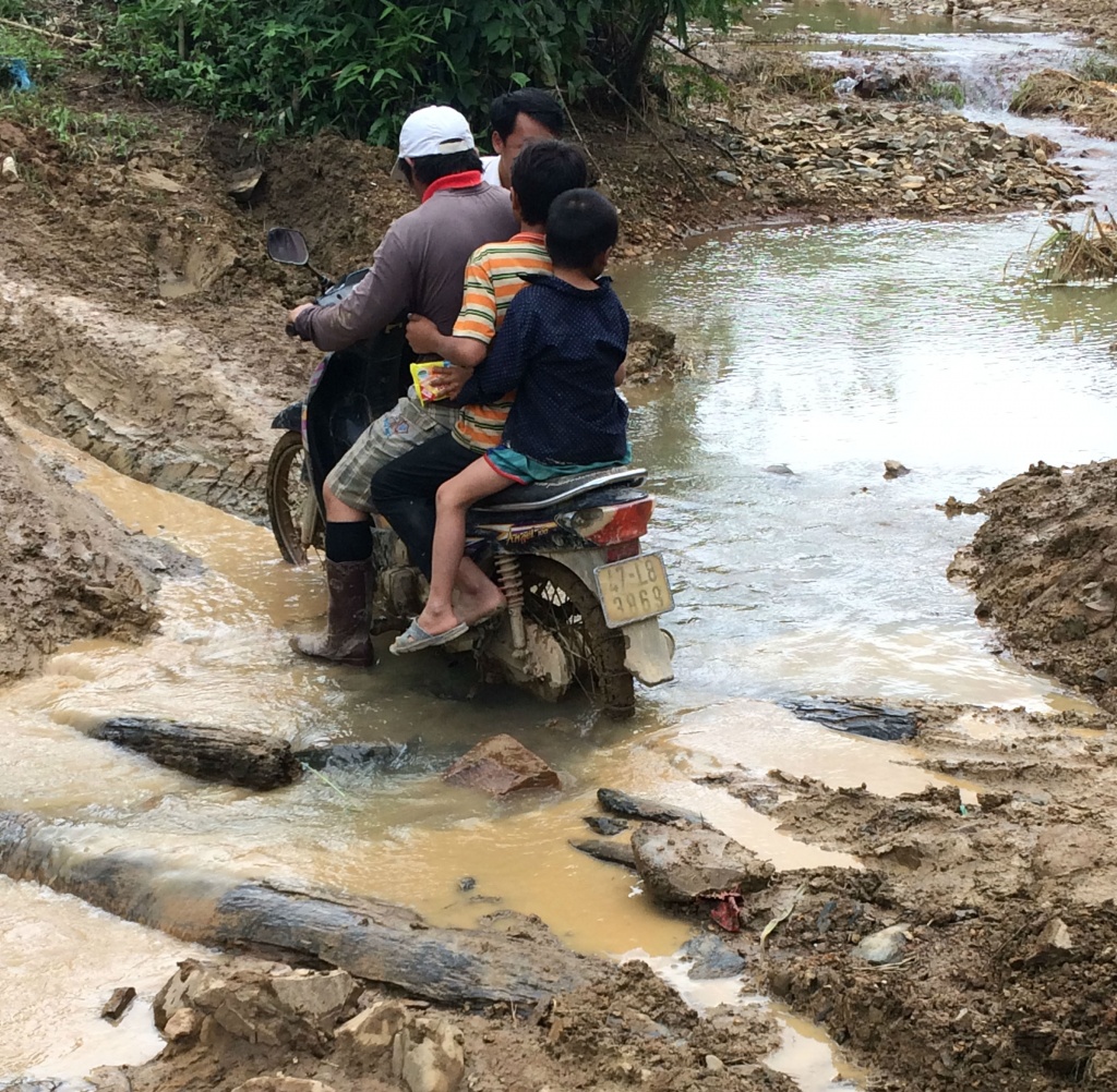 chum anh noi nguoi dan danh cuoc mang song voi cau khi cap treo be tam bo