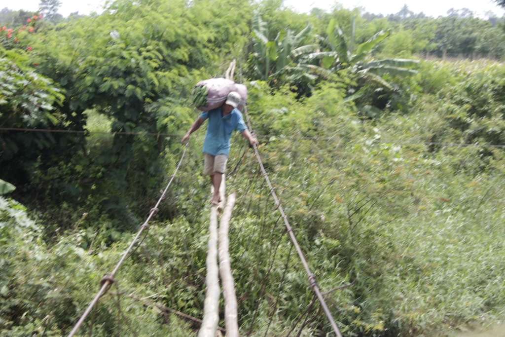 chum anh noi nguoi dan danh cuoc mang song voi cau khi cap treo be tam bo