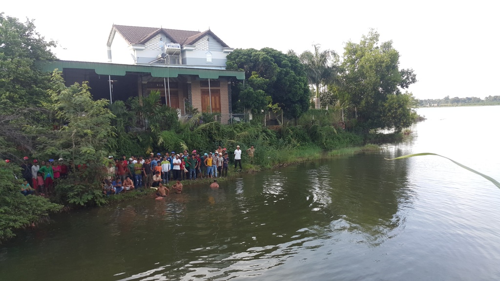 dak lak xuong go luoi cau ca nam thanh nien duoi nuoc