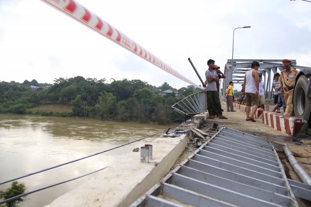 ket tay lai xe container nam chenh venh tren thanh cau