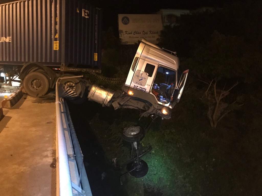 ket tay lai xe container nam chenh venh tren thanh cau
