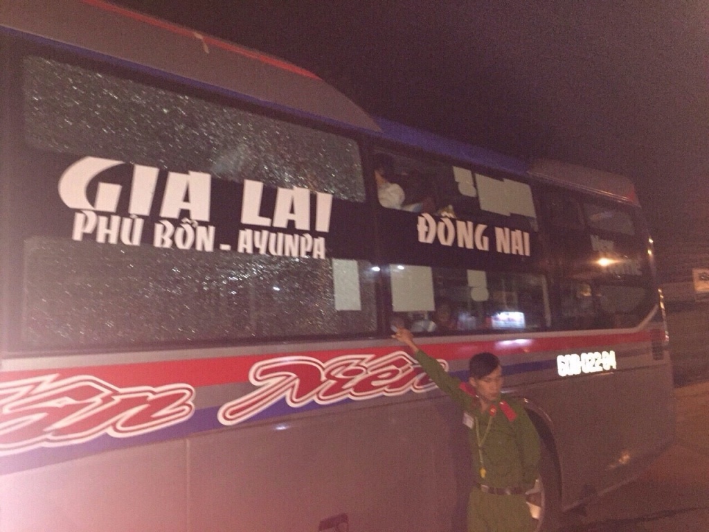 dak lak truy tim nhom doi tuong nem da xe khach
