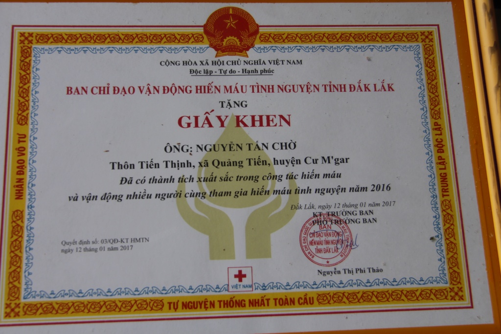 chuyen ve nguoi dan ong da hien 8 lit mau cuu nguoi