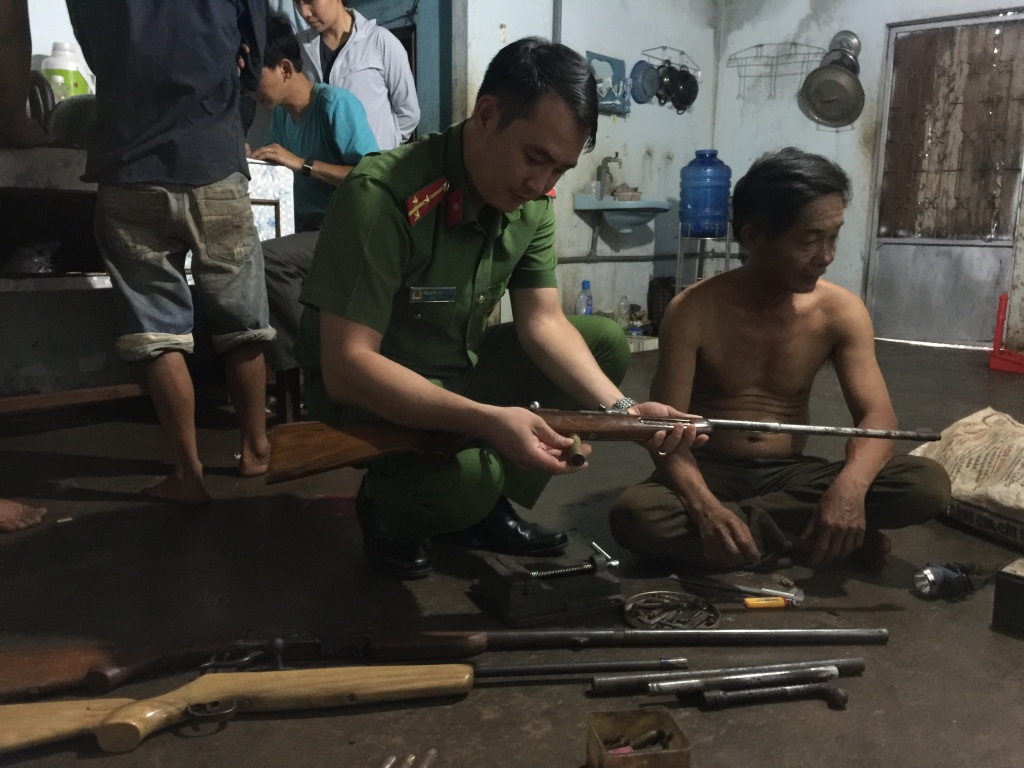 dak lak phat hien thu giu nhieu sung dan tai nha mot ho dan