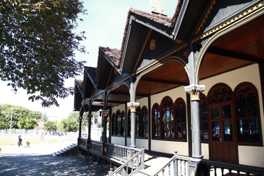 nha tho go hon 100 tuoi diem den khong the bo qua khi den kon tum