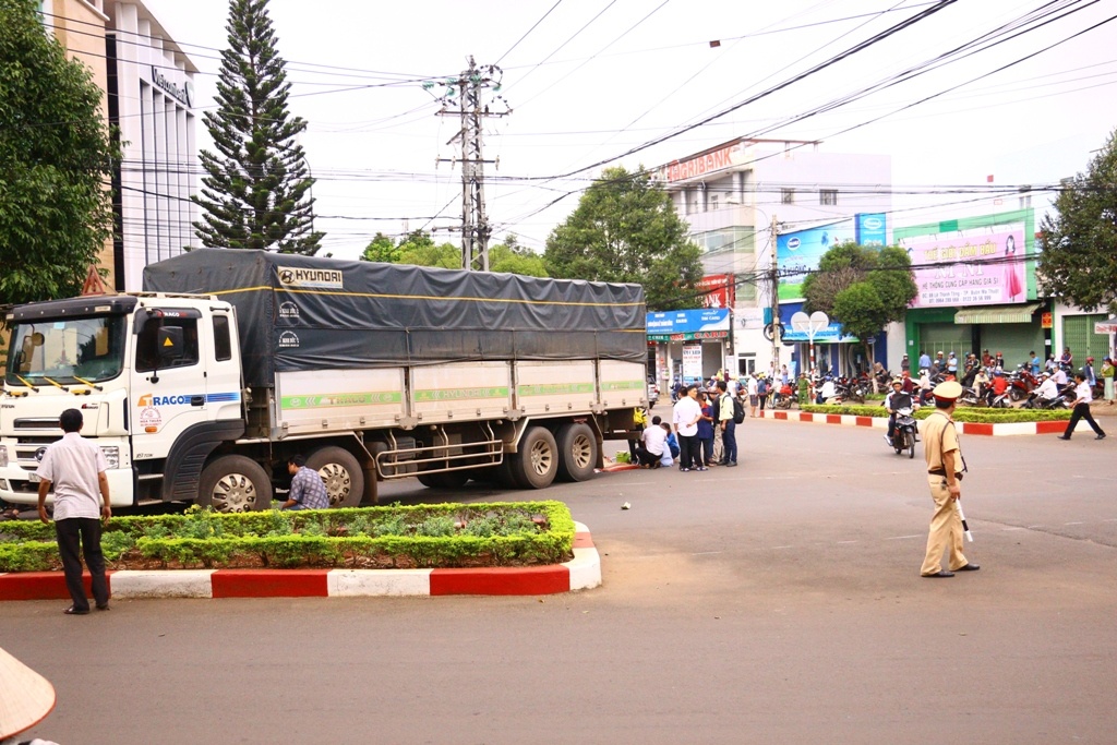 dak lak co gai tre chet tham duoi banh xe tai