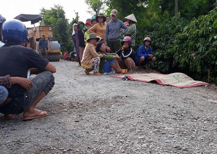 dak lak be 5 tuoi tu vong duoi banh xe lu