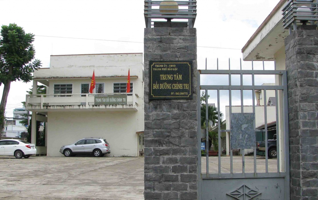 lam dong ky luat hai can bo choang nhau tai tru so
