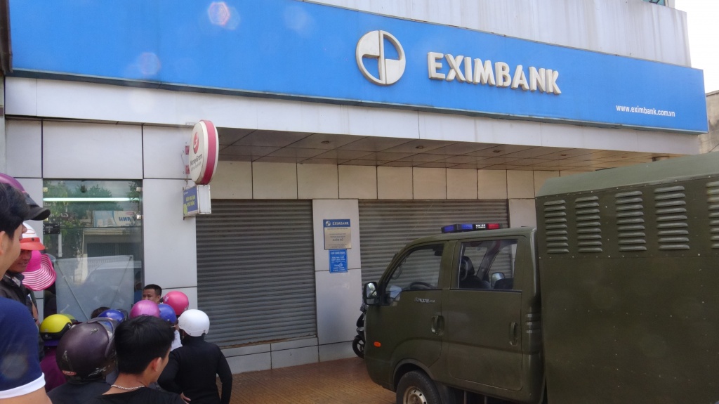 nam thanh nien cay trom tru atm de lay tien tieu xai