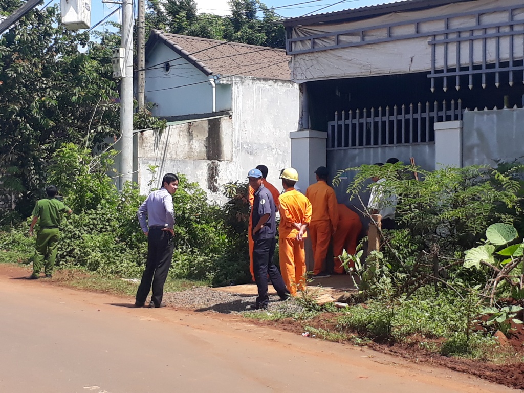 thanh nien tu vong nghi do di tieu trung day dien