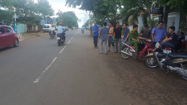 dak lak giam doc cong an tinh truc tiep chi dao giai cuu con tin bi thanh nien dung dao va kim tiem khong che