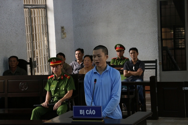 mau thuan trong luc di an khuya nguoi dan ong bi ban tu vong