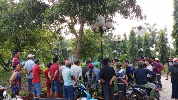 tphcm nguoi dan ong treo co truoc cong truong tieu hoc