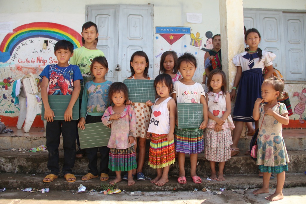 lan dau duoc tang qua trung thu em thich nhat duoc tang quan ao vi nhu vay em se co do moi de den truong