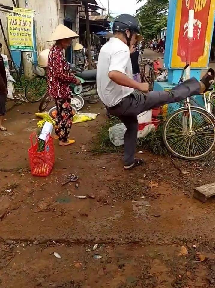 xon xao clip can bo xa da bay chau ca cua nguoi ban hang o via he