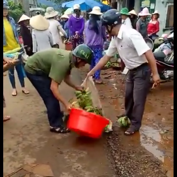 xon xao clip can bo xa da bay chau ca cua nguoi ban hang o via he