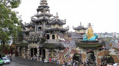 Chiêm ngưỡng ngôi chùa ‘ve chai’ độc nhất vô nhị ở Đà Lạt
