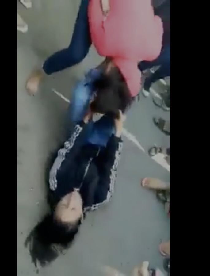 hai nhom nu sinh danh nhau trong tieng reo ho co vu