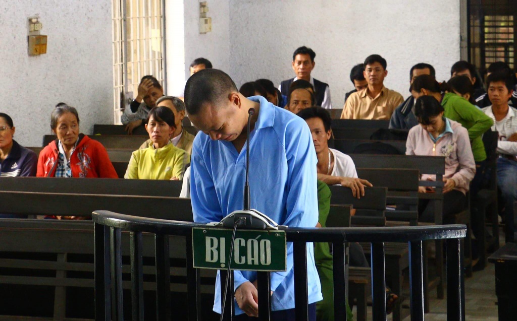 tu chung than doi voi bao ve truong hoc hiep dam be gai 4 tuoi