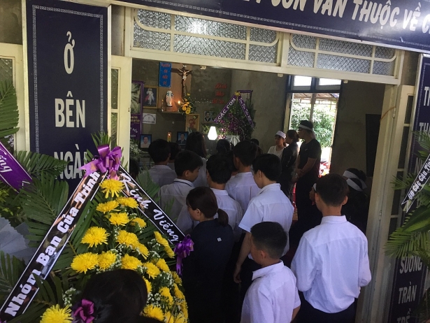 bo me mat duoi banh xe buyt de lai nhung dua tre an chua no lo chua toi keu gao trong vo vong