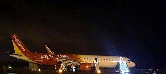chuyen bay cua hang vietjet gap su co trong luc ha canh