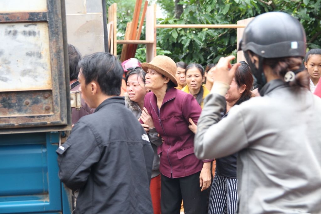 lao xuong gieng cuu con hai me con tu vong
