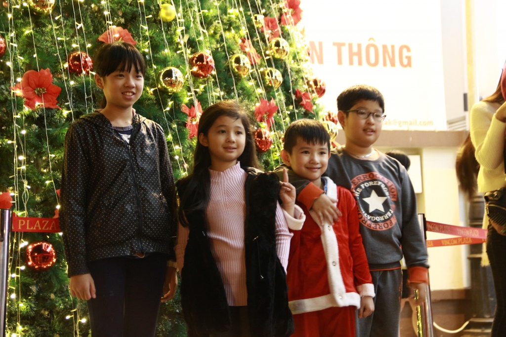 dak lak cac em nho mac quan ao am hao huc xuong pho don noel som