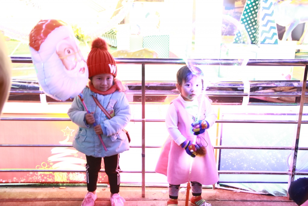 dak lak cac em nho mac quan ao am hao huc xuong pho don noel som