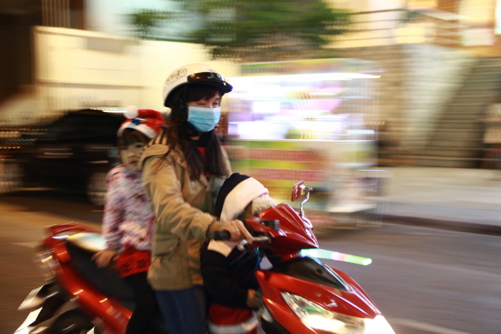 dak lak cac em nho mac quan ao am hao huc xuong pho don noel som