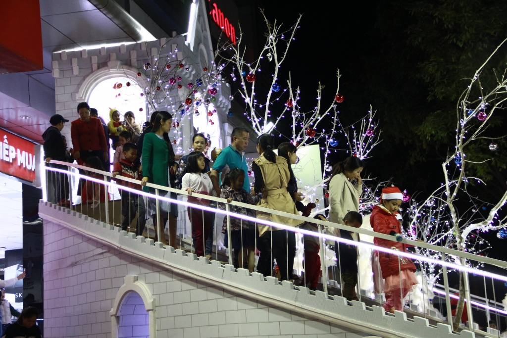dak lak cac em nho mac quan ao am hao huc xuong pho don noel som