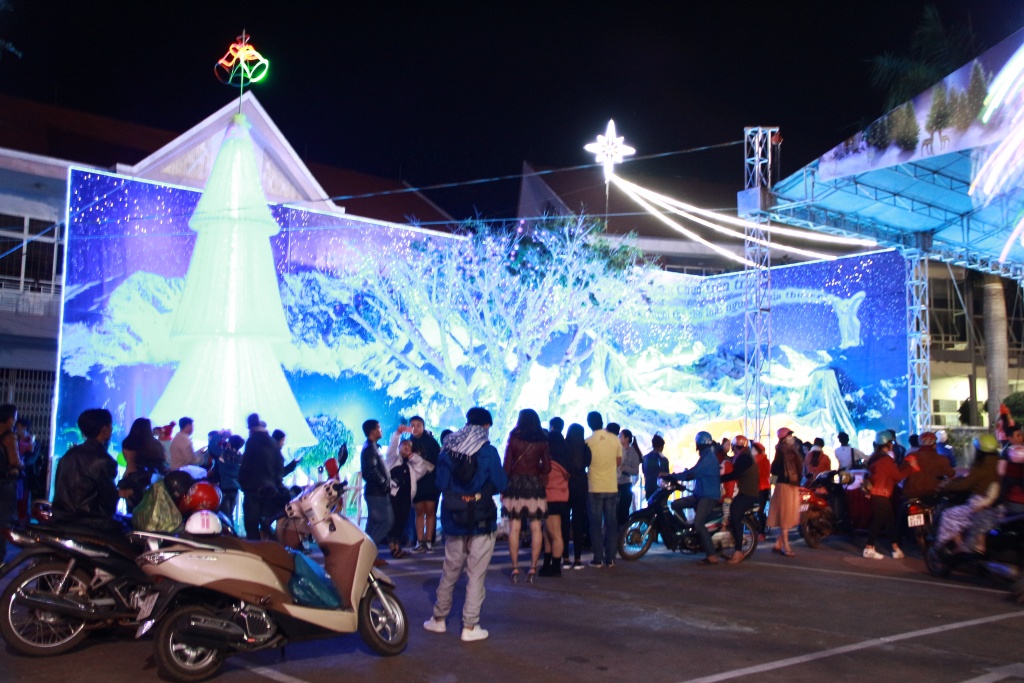 dak lak cac em nho mac quan ao am hao huc xuong pho don noel som