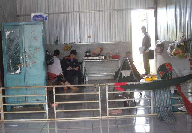 be trai 2 tuoi bi bao mau danh da man vao vung kin do chau be di ngoai nhieu lan