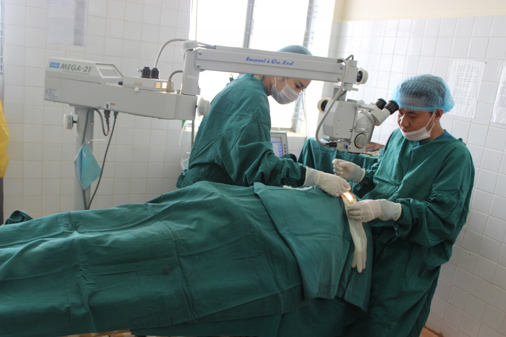 nguoi ngheo mac duc thuy tinh the vo oa hanh phuc khi duoc mo mat mien phi