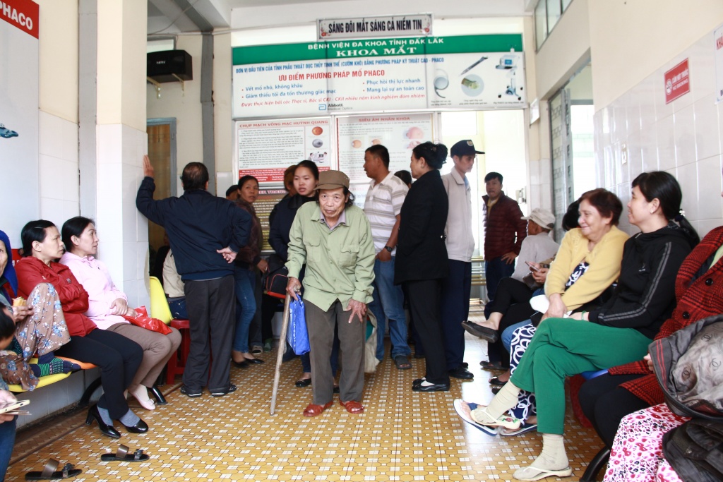 nguoi ngheo mac duc thuy tinh the vo oa hanh phuc khi duoc mo mat mien phi