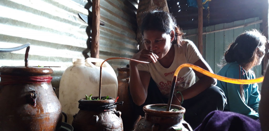 Nơi nhà không cần cửa, nơi phụ nữ phải nhậu cùng nhau để vơi bớt nỗi nhớ chồng nhung ngoi nha khong can cua o xa ngheo nhat tay nguyen