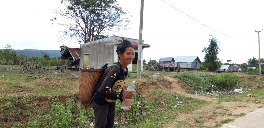 Nơi nhà không cần cửa, nơi phụ nữ phải nhậu cùng nhau để vơi bớt nỗi nhớ chồng nhung ngoi nha khong can cua o xa ngheo nhat tay nguyen