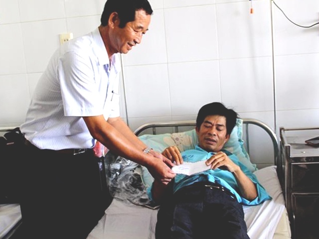 tam su cua to truong to dan pho xong ra bat cuop tiem vang bi tong gay chan