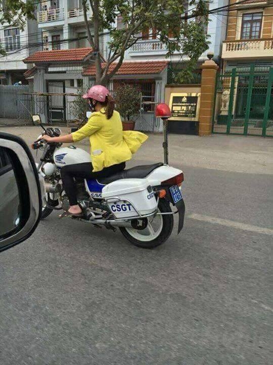 xa c minh hi nh a nh mot phu nu mac thuo ng phu c lai xe dac chung