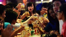 Hãng bia ngoại đặt cược vào 'bàn nhậu' của người Việt
