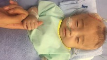 Rớt nước mắt hình ảnh cậu bé bị não úng thủy Đức Lộc bị bỏ rơi khi mới lọt lòng