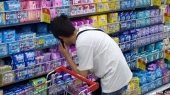 Soái ca mua băng vệ sinh cho... 'bạn trai' khiến chị em 'rung rinh'