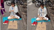 Cô gái trẻ ngồi giữa đường xin tiền về Hà Nội gây tranh cãi trên mạng xã hội