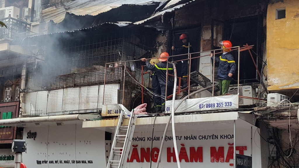 Hà Nội: Cháy lớn hai nhà liền kề phố Bát Đàn, một cụ bà tử vong ha noi chay lon hai nha lien ke pho bat dan mot cu ba tu vong