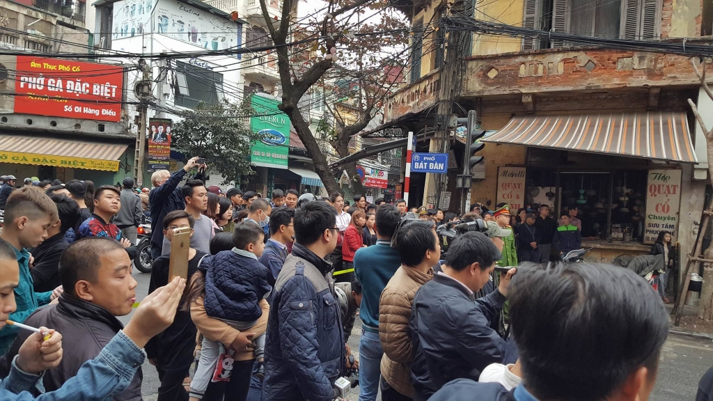 Hà Nội: Cháy lớn hai nhà liền kề phố Bát Đàn, một cụ bà tử vong ha noi chay lon hai nha lien ke pho bat dan mot cu ba tu vong
