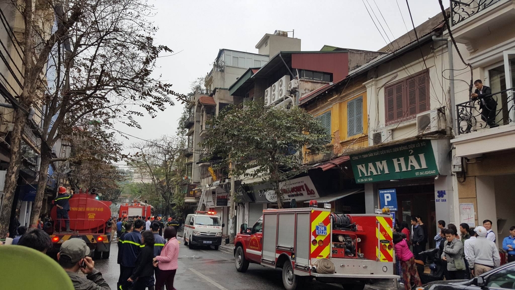 Hà Nội: Cháy lớn hai nhà liền kề phố Bát Đàn, một cụ bà tử vong ha noi chay lon hai nha lien ke pho bat dan mot cu ba tu vong
