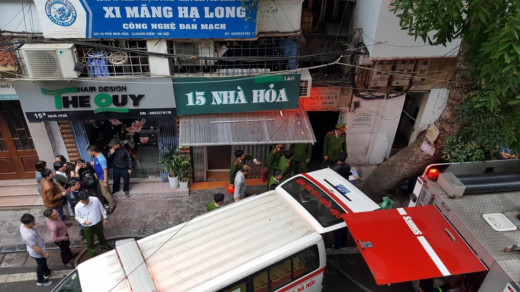 Hà Nội: Cháy lớn hai nhà liền kề phố Bát Đàn, một cụ bà tử vong ha noi chay lon hai nha lien ke pho bat dan mot cu ba tu vong