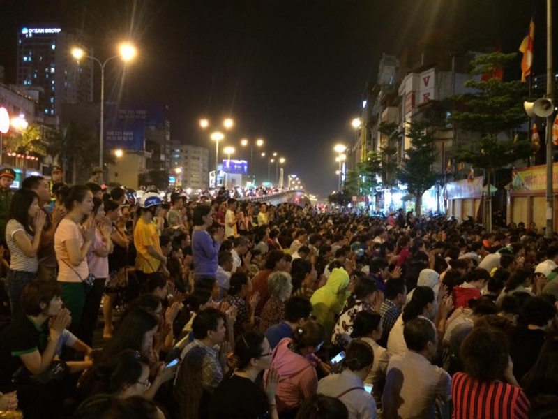 hang nghin nguoi doi mua ngoi kin duong du le vu lan chua phuc khanh