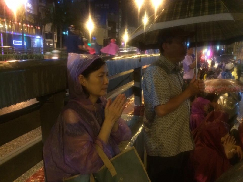 hang nghin nguoi doi mua ngoi kin duong du le vu lan chua phuc khanh